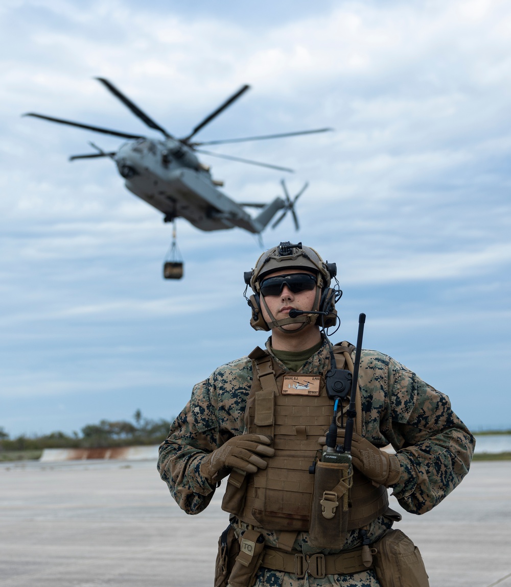 U.S. Marines with HMH-461 and 2nd DSB execute external lifts