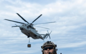 U.S. Marines with HMH-461 and 2nd DSB execute external lifts