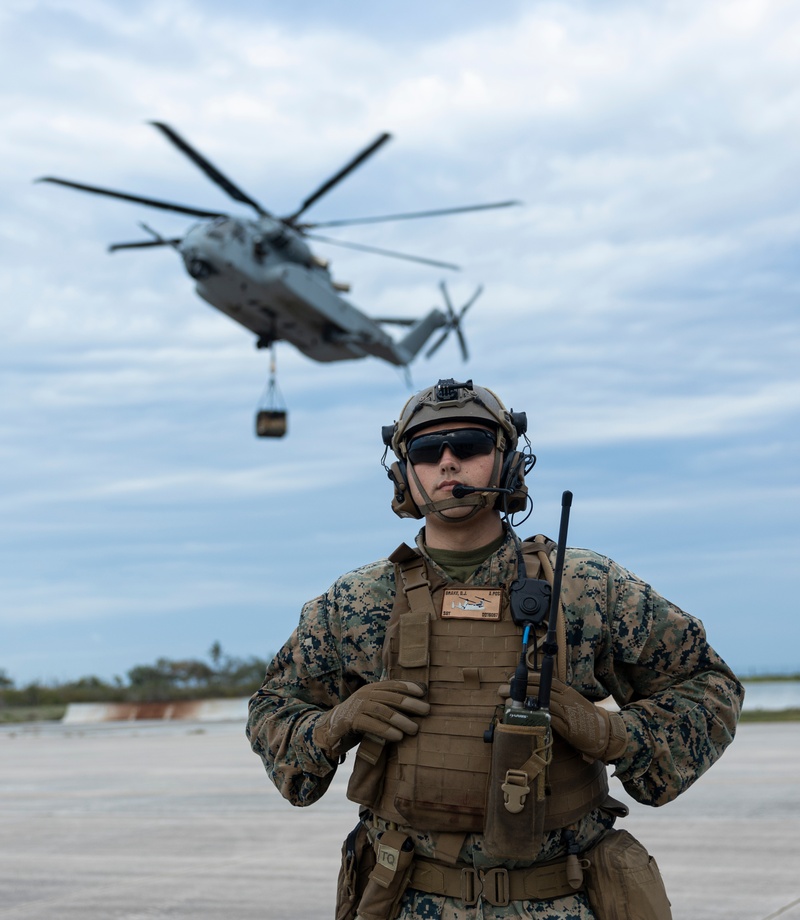 U.S. Marines with HMH-461 and 2nd DSB execute external lifts