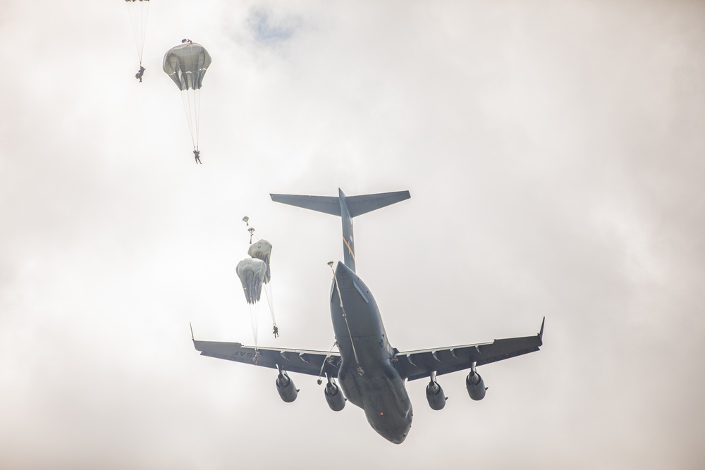 82ND AIRBORNE DIVISION PARATROOPERS EXIT AIRCRAFT