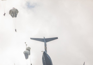 82ND AIRBORNE DIVISION PARATROOPERS EXIT AIRCRAFT