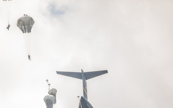 82ND AIRBORNE DIVISION PARATROOPERS EXIT AIRCRAFT