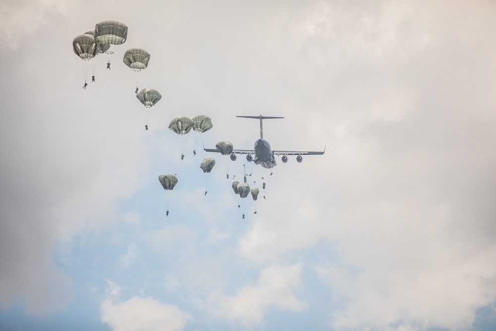 82ND AIRBORNE DIVISION PARATROOPERS EXIT AIRCRAFT