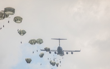 82ND AIRBORNE DIVISION PARATROOPERS EXIT AIRCRAFT