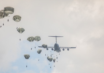 82ND AIRBORNE DIVISION PARATROOPERS EXIT AIRCRAFT