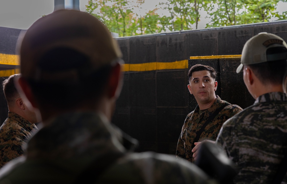 2/23 Marines teach class for ROK Marines on USMC MOUT Techniques