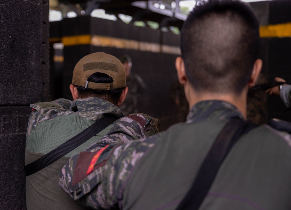 2/23 Marines teach class for ROK Marines on USMC MOUT Techniques