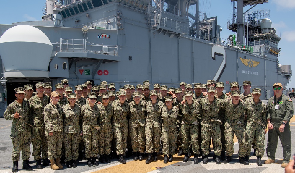 Midshipmen tour USS Essex (LHD-2).