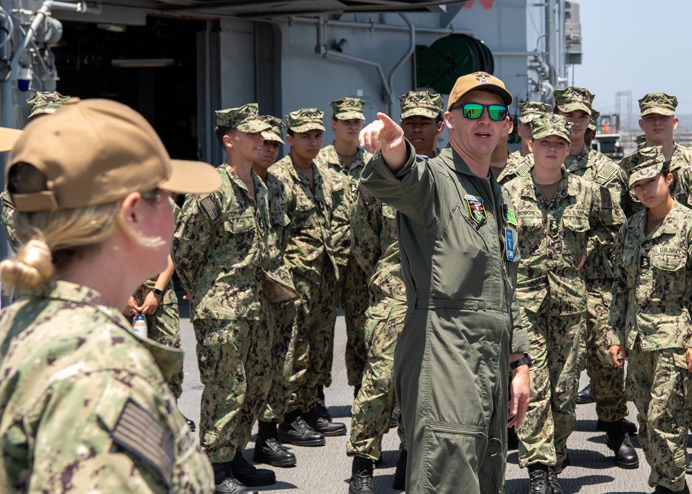 Midshipmen tour USS Essex (LHD-2).
