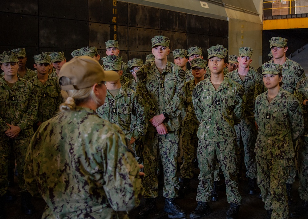 Midshipmen tour USS Essex (LHD-2).