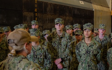 Midshipmen tour USS Essex (LHD-2).
