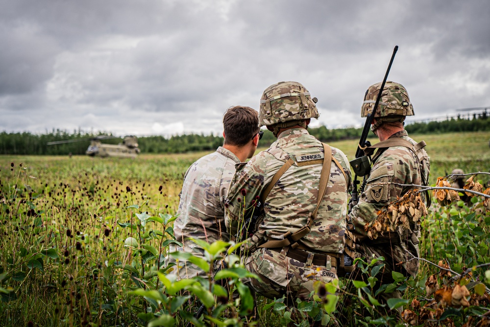 2-377th Parachute Field Artillery Regiment Executes Air Assault Gun Raid in Alaska