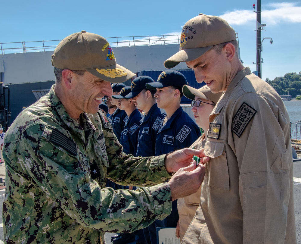 Rear Adm Reifsteck visits USS Benfold (DDG 65)