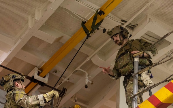 USS Carl Vinson (CVN 70) Conducts Routine Operations in the Philippine Sea