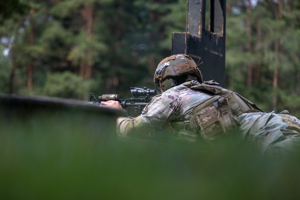 173rd Airborne Brigade Soldiers conduct M4 carbine qualification to prepare for Expert Soldier and Infantry Badge