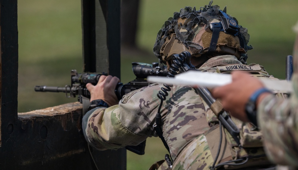 173rd Airborne Brigade Soldiers conduct M4 carbine qualification to prepare for Expert Soldier and Infantry Badge