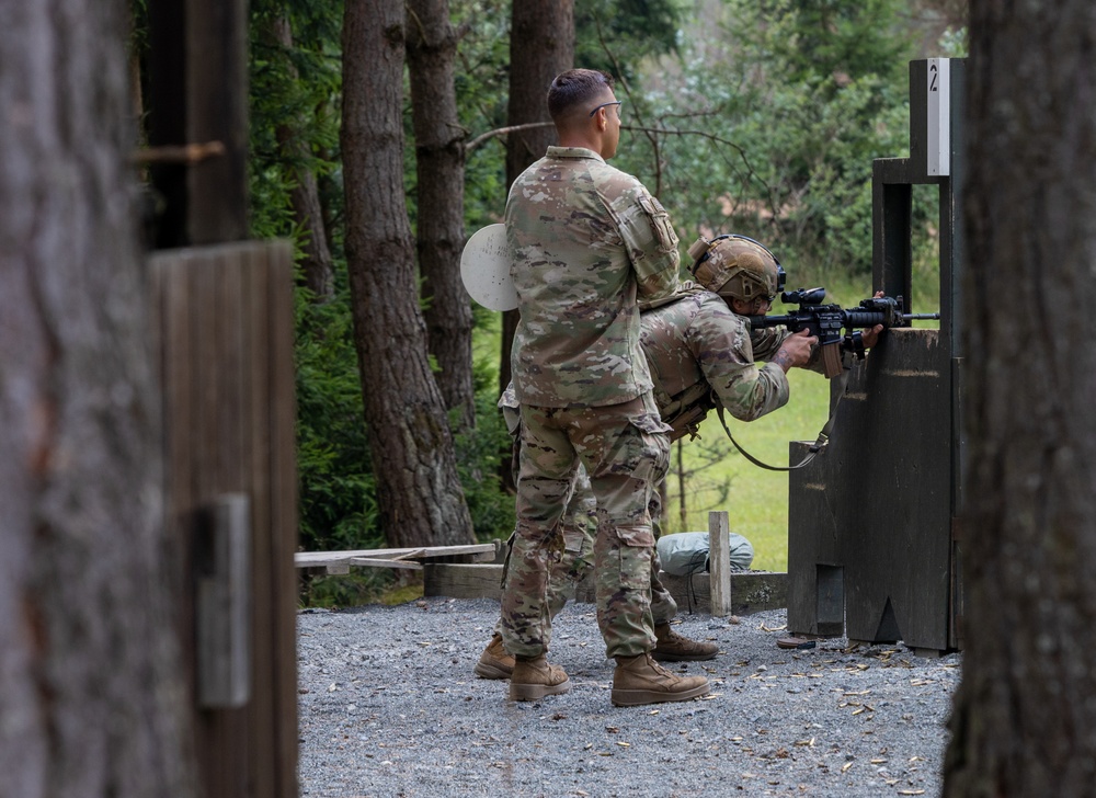 173rd Airborne Brigade Soldiers conduct M4 carbine qualification to prepare for Expert Soldier and Infantry Badge
