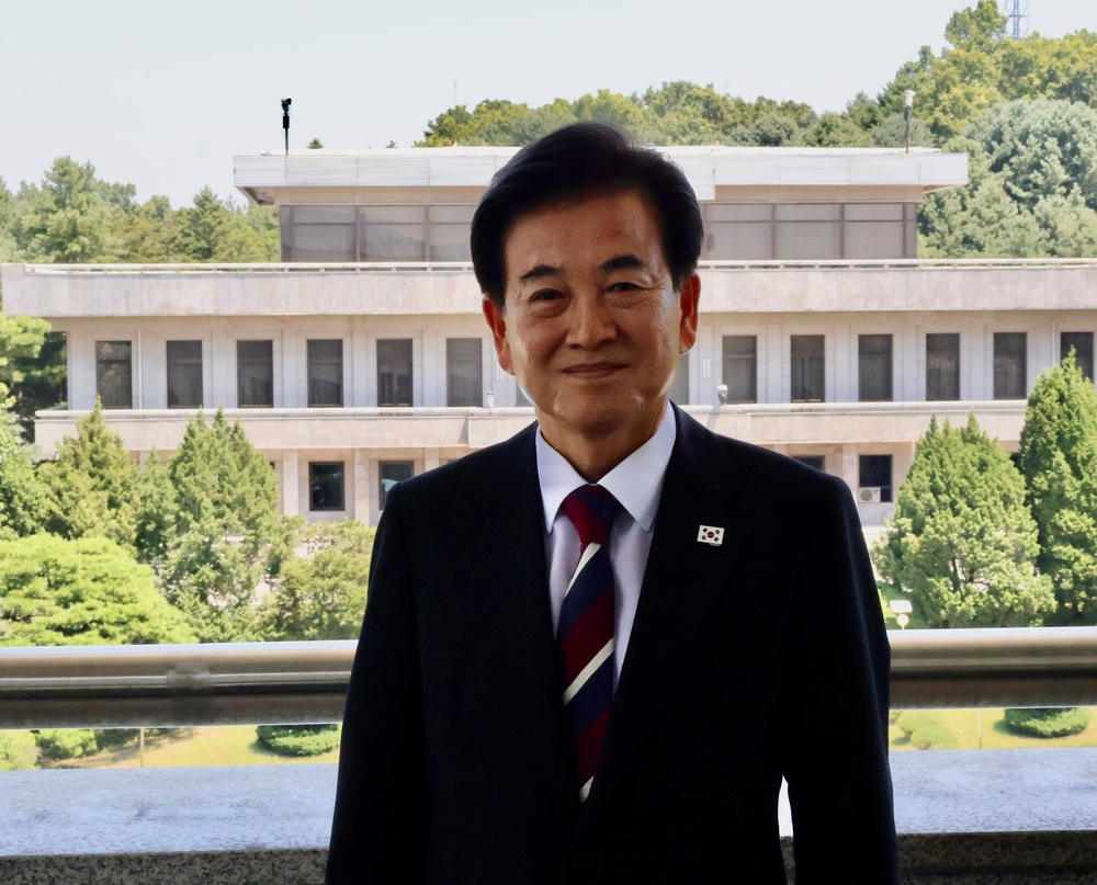 ROK Ministry of Unification Minister makes first visit to Joint Security Area