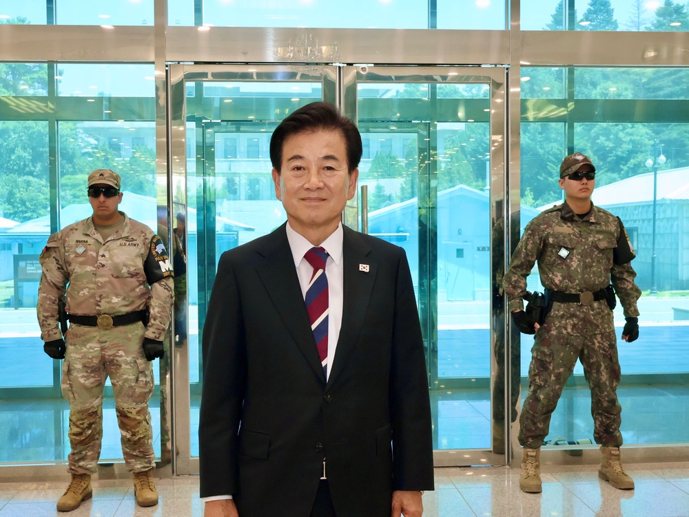 Ministry of Unification Minister makes first visit to Joint Security Area