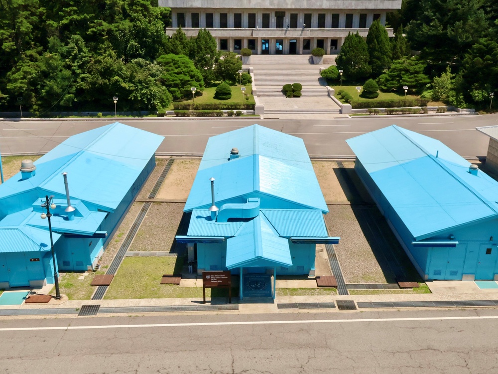 Ministry of Unification Minister makes first visit to Joint Security Area