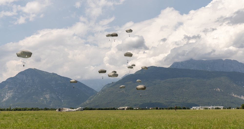 173rd Airborne Brigade paratroopers conduct airborne operation in Aviano