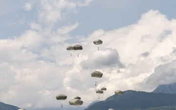 173rd Airborne Brigade paratroopers conduct airborne operation in Aviano