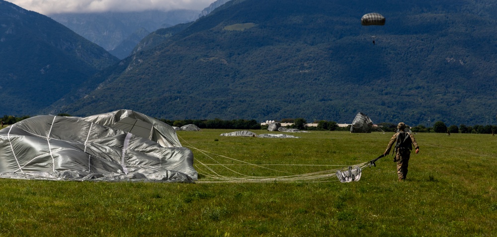 173rd Airborne Brigade paratroopers conduct airborne operation in Aviano