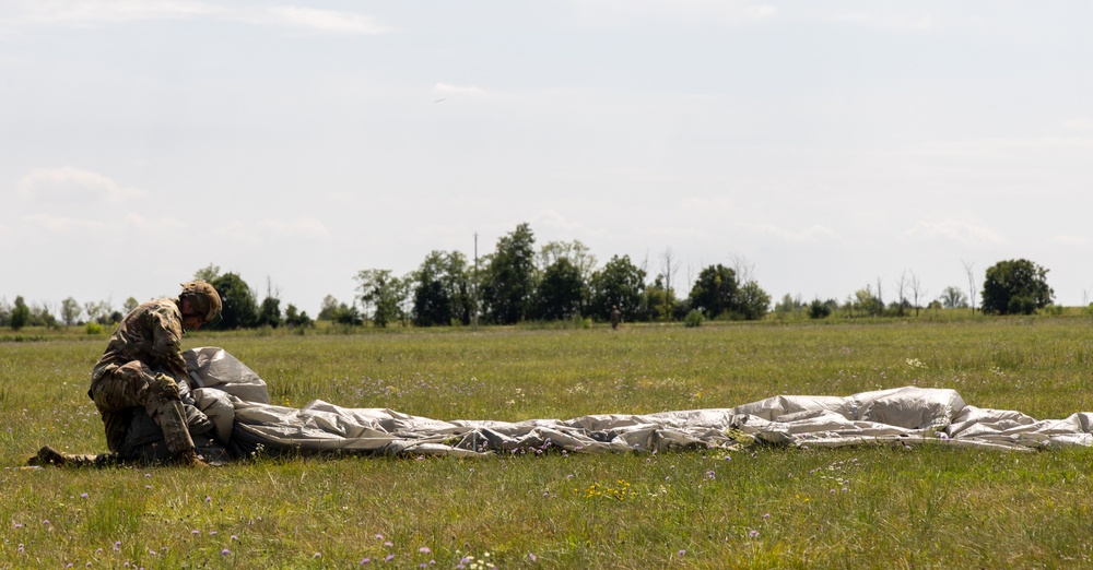 173rd Airborne Brigade paratroopers conduct airborne operation in Aviano