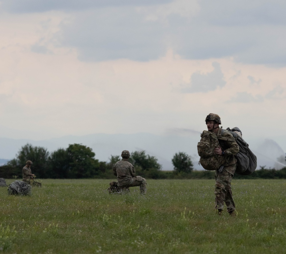 173rd Airborne Brigade perform an airborne operation in Aviano