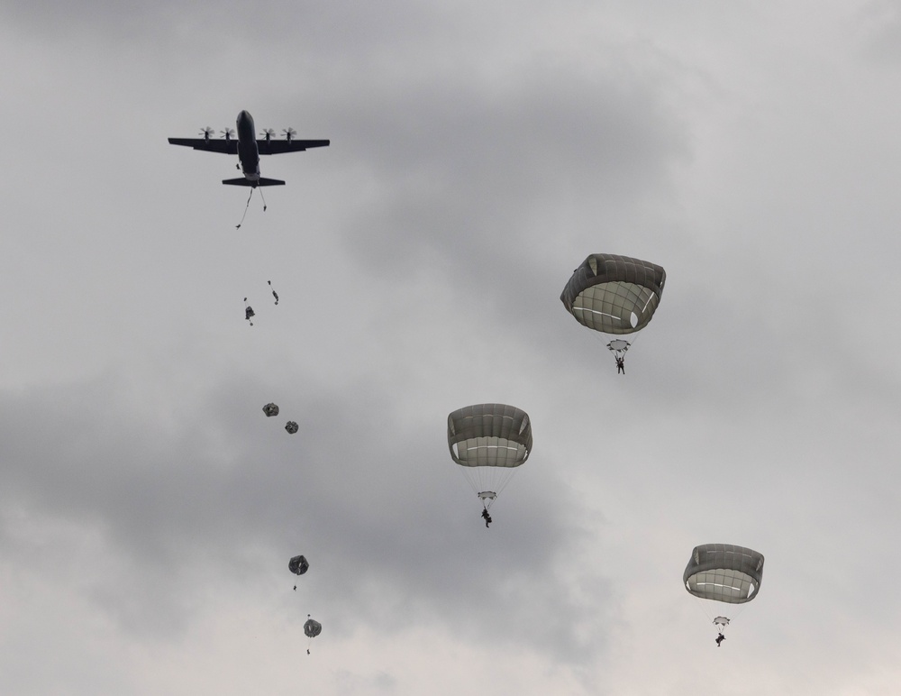 173rd Airborne Brigade perform an airborne operation in Aviano