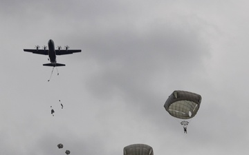 173rd Airborne Brigade perform an airborne operation in Aviano