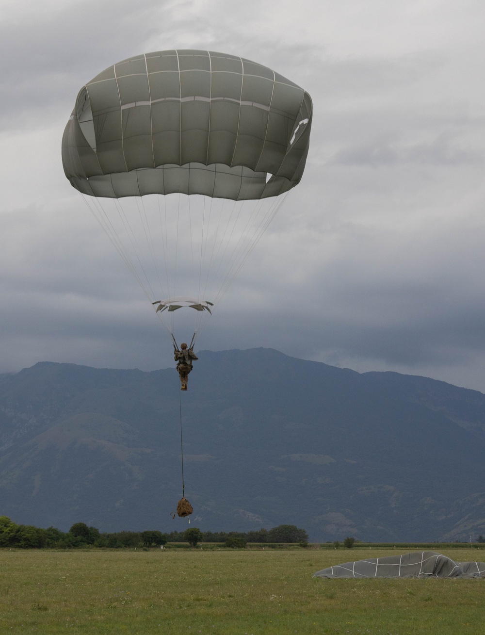 173rd Airborne Brigade perform an airborne operation in Aviano