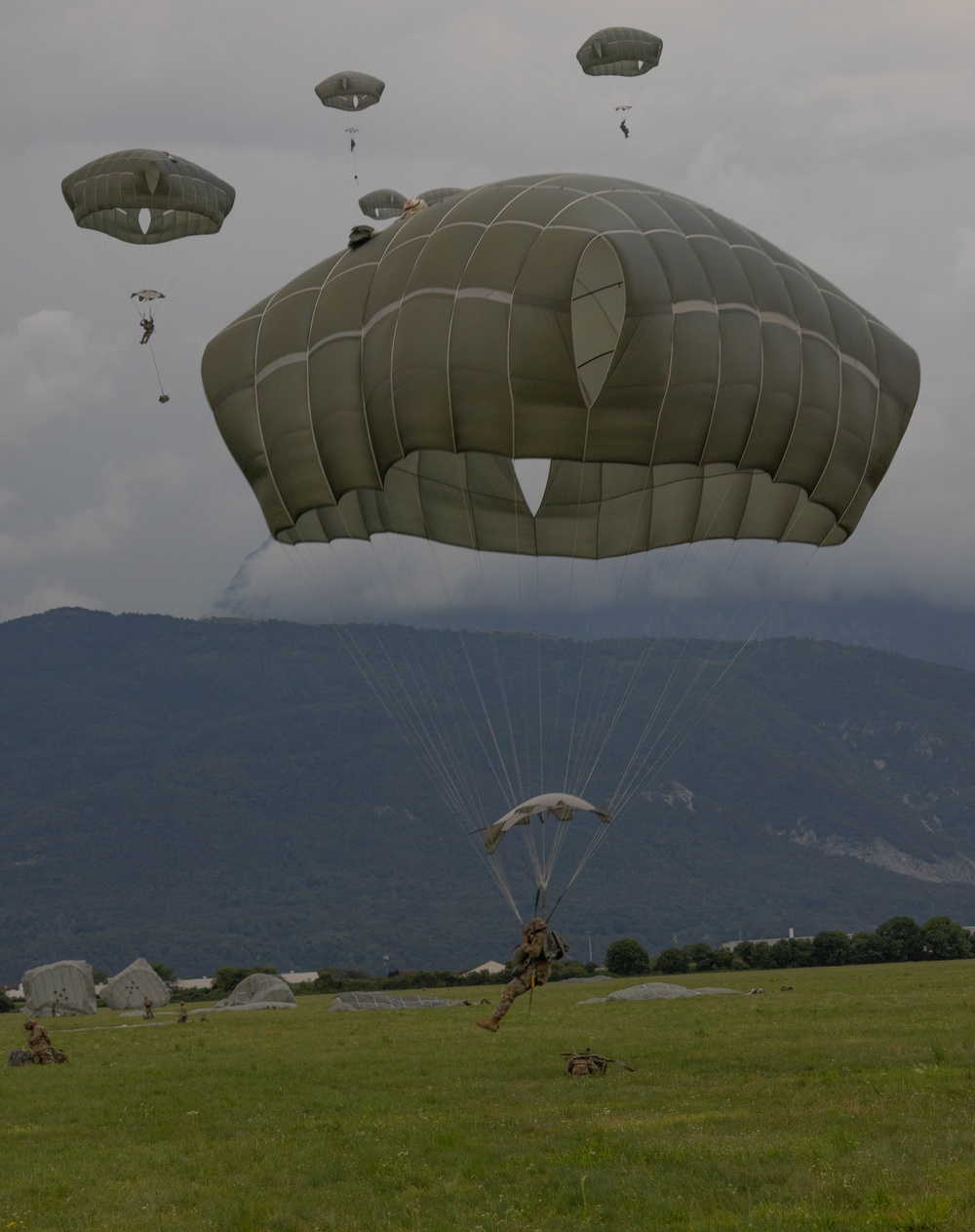 173rd Airborne Brigade perform an airborne operation in Aviano