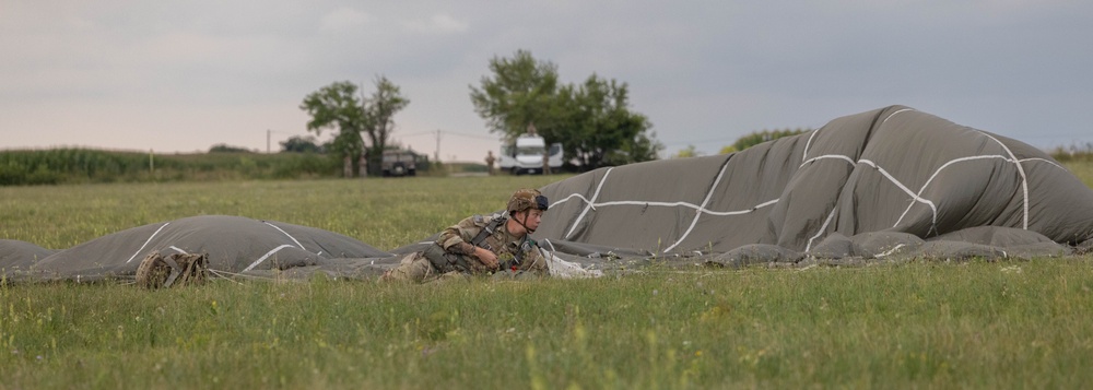 173rd Airborne Brigade conduct an airborne operation in Aviano