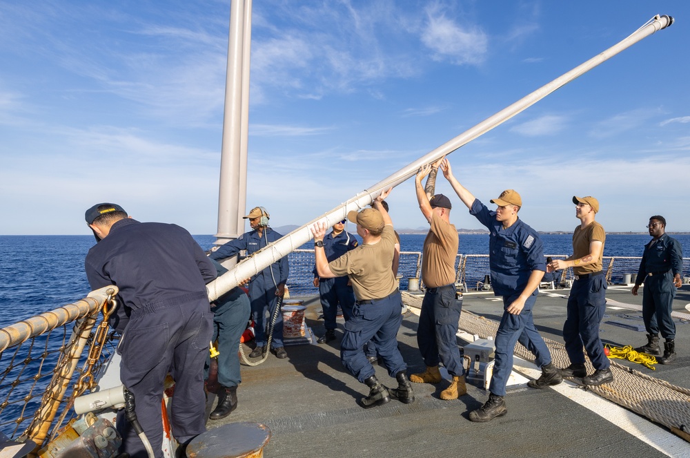 Cole Makes Brief Stop for Fuel in GTMO