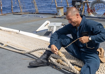 Cole Makes Brief Stop for Fuel in GTMO