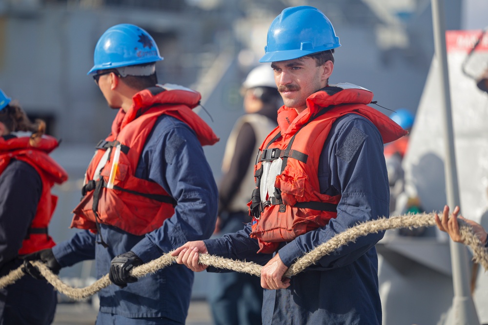 FC3 Vincent Gabriel Concepcion and CTRSA  Cole Muirhead prepare to heave in the aft deck line on the missile deck