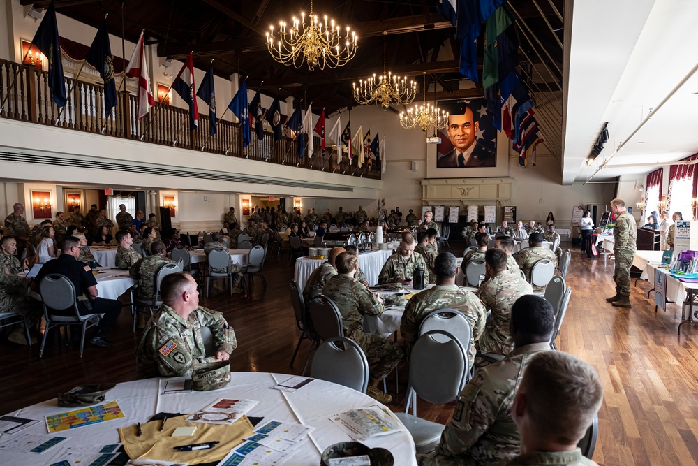 Fort Lee Community Leaders Information Forum features awards, MWR information