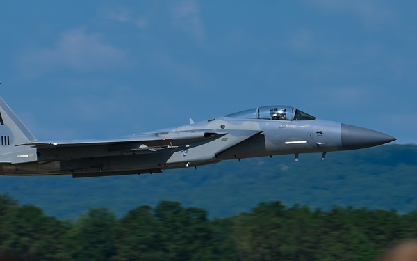 104th Fighter Wing hosts Pratt and Whitney engineers for base tour