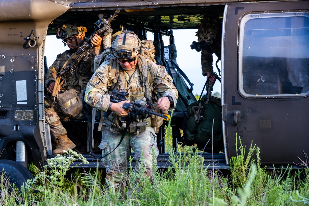 Devil Avalanche - Paratroopers aboard US Army UH60 blackhawk