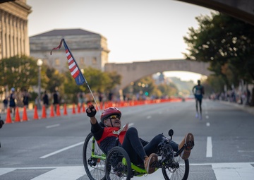 Para-Athlete Waves to Raucous Crowd at the 41st Annual Army Ten Miler