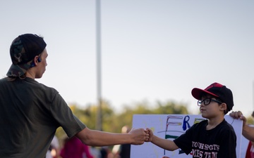 40th Annual Army Ten Miler Participant Reaches to the Crowd for Support
