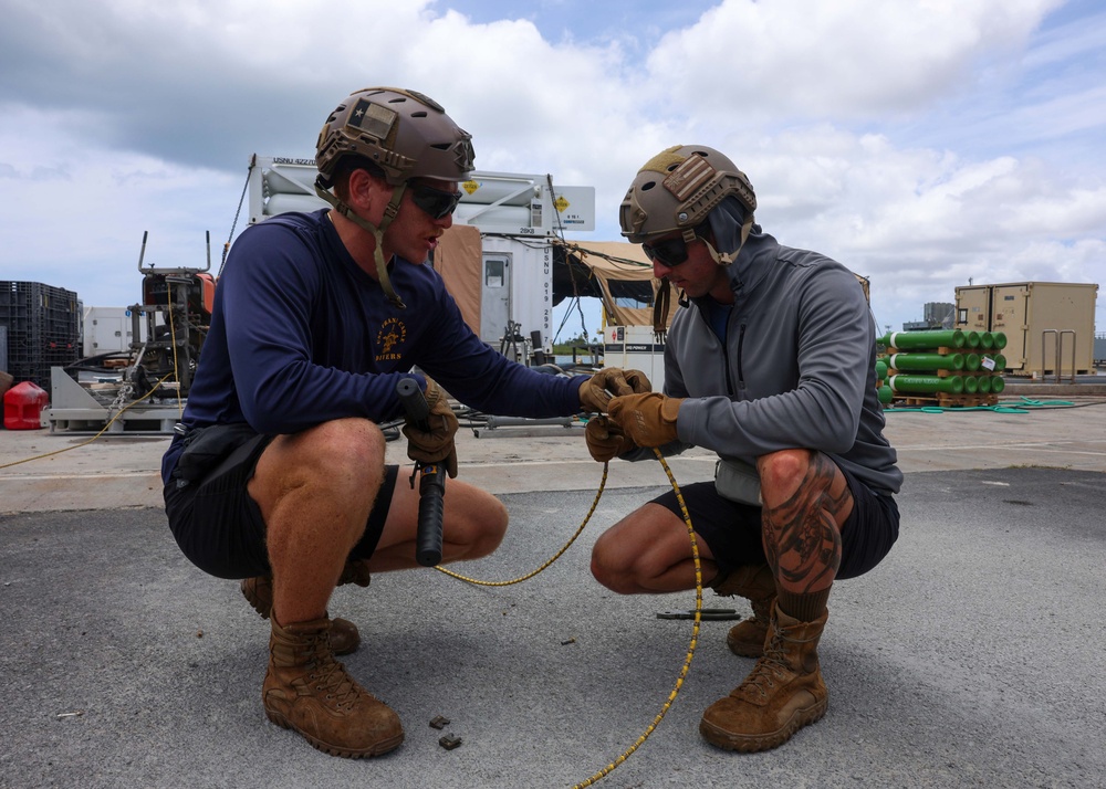 MDSU-1 divers conduct training