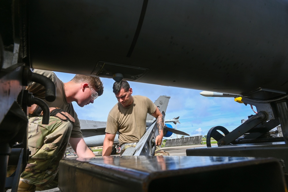 D.C. Air National Guard keeps F-16s mission ready during REFORPAC exercise