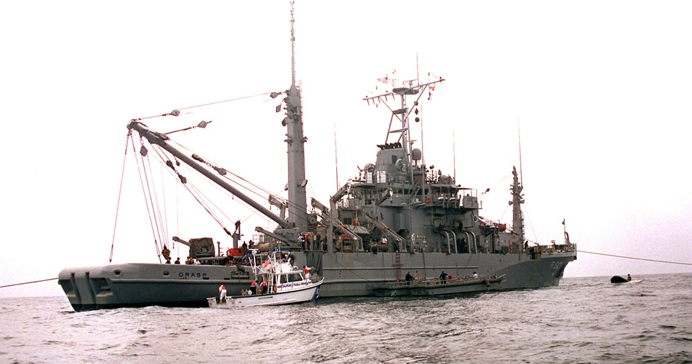 Salvage and Rescue ship USS Grasp conducts diving operations at the TWA Flight 800 crash site.