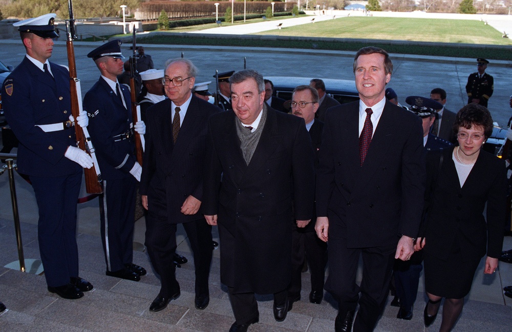 Secretary of Defense Cohen escorts Russian Foreign Minister Yevgeny Primakov.