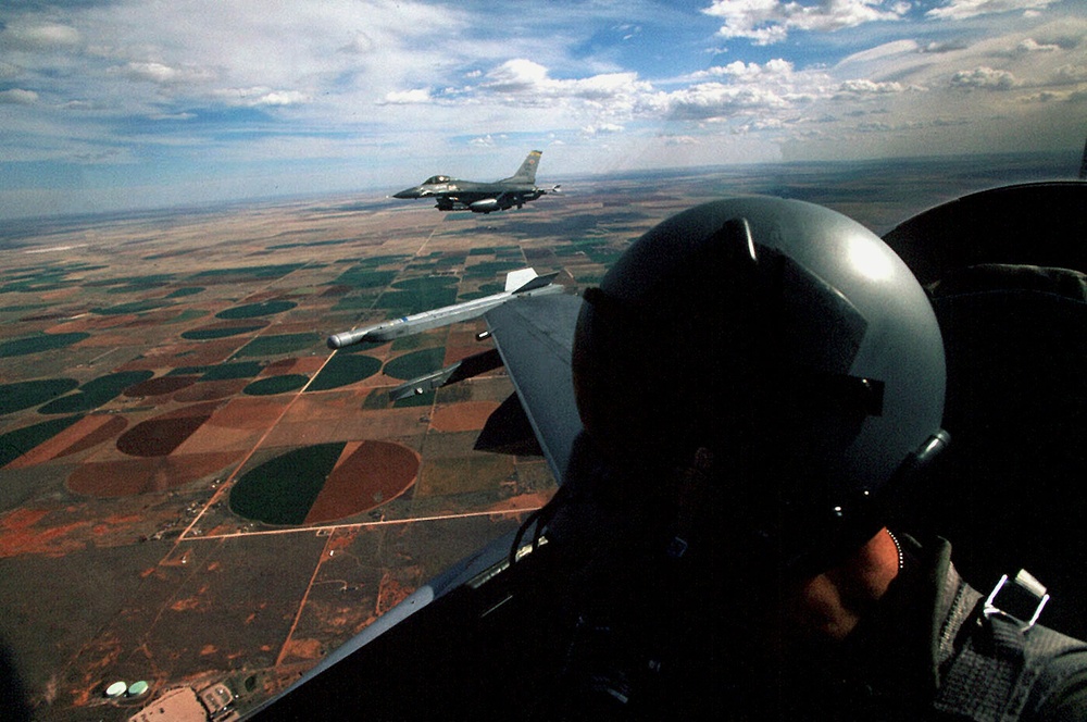 F-16 Fighting Falcons fly in a two ship formation before beginning a bombing mission.