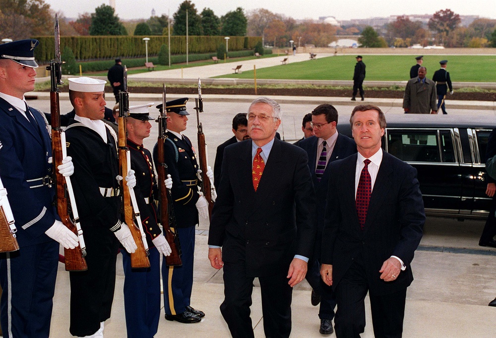 Secretary of Defense Cohen escorts Prime Minister Vaclav Klaus into the Pentagon.
