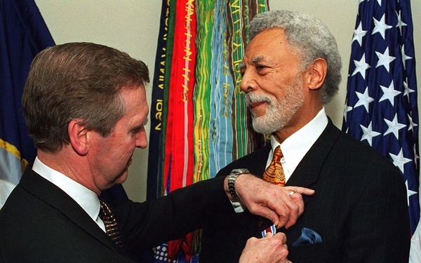 Secretary Cohen presents the DoD Medal for Distinguished Public Service to Rep. Dellums.