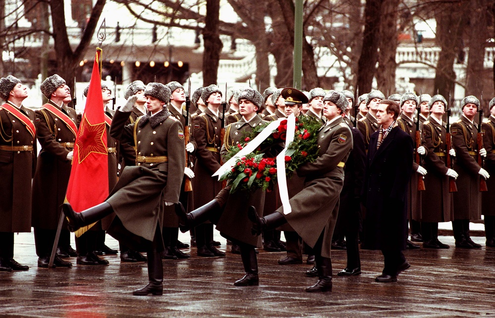 Secretary Cohen participates in a wreath laying ceremony at Alexandrovsky Sud, Moscow, Russia.